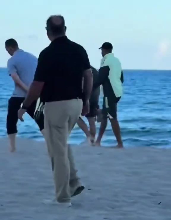 姆巴佩在肠胃炎后留胡须颇显沧桑在海边散步还与球迷合影