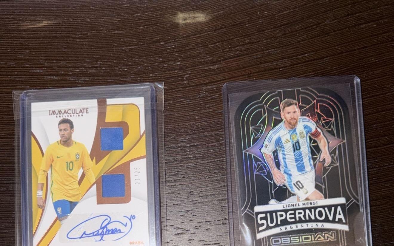 埃利奧特曬內(nèi)馬爾與梅西的球星卡，并配上了GOAT的emoji