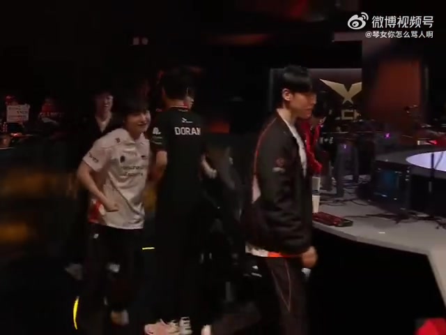 前队友只能鼓励你了DelightViperZekaPeanut赛后拍了Doran