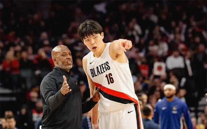 杨翰森开拓者NBA首秀只给5分钟,赛后主帅比卢普斯被FBI带走!