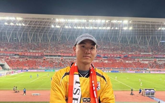 高诗岩现场观看中超京鲁大战：人生中第一次现场气氛真棒！