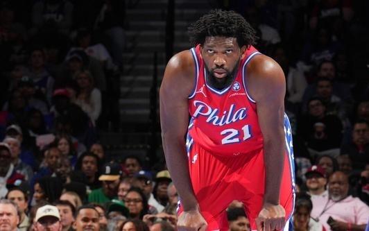 官宣:恩比德因做出不雅手势将被处以5万美元的罚款