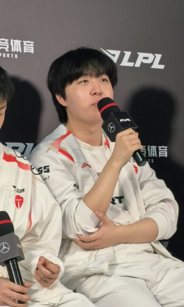 下次建议别选了！Kanavi：最近排位男刀玩的多手感好来感觉了