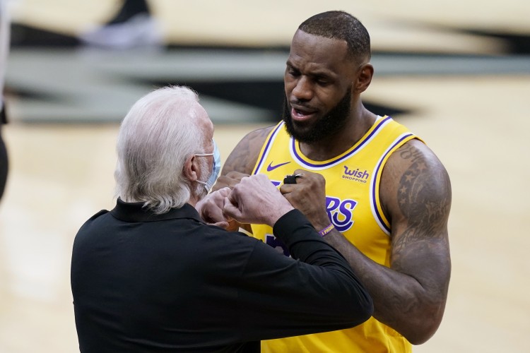 詹姆斯谈NBA杯赛对阵马刺：对我个人来说波波更重要望他早日康复