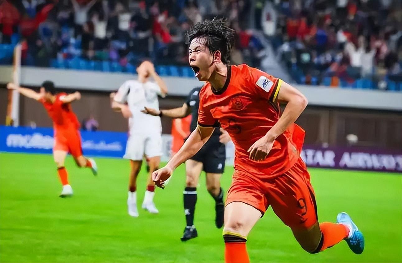 张威跟申花签约三年！身为中锋的他三