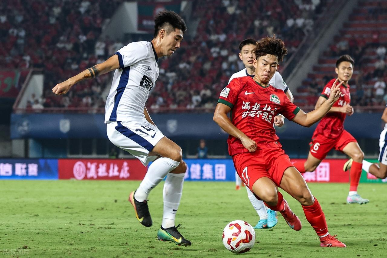 意外!何小珂回中超后职业生涯陷入低谷,效力三支球队都沦为替补