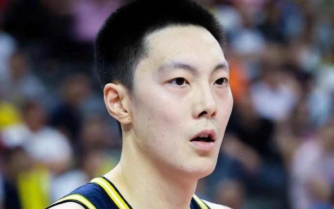 广东3消息！胡明轩成功买脚，杜锋解说中韩二番战，焦泊乔归队