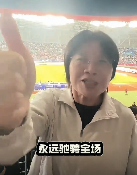 水庆霞助阵家乡球队盐城，盛赞现场氛围：就和世界杯一样