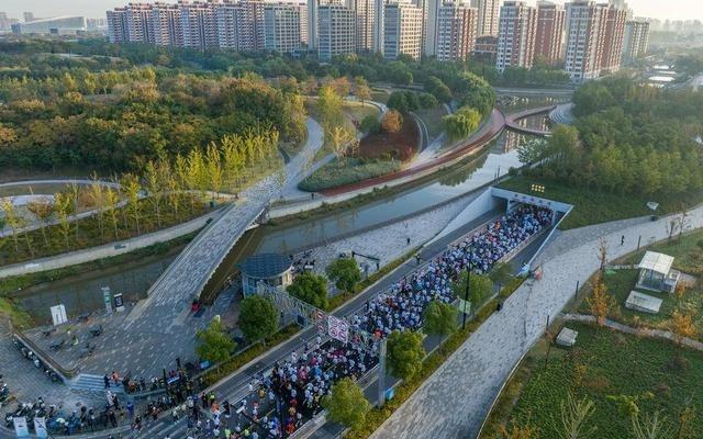 “2025TopRun”10公里精英赛今日开跑上海警方全力护航