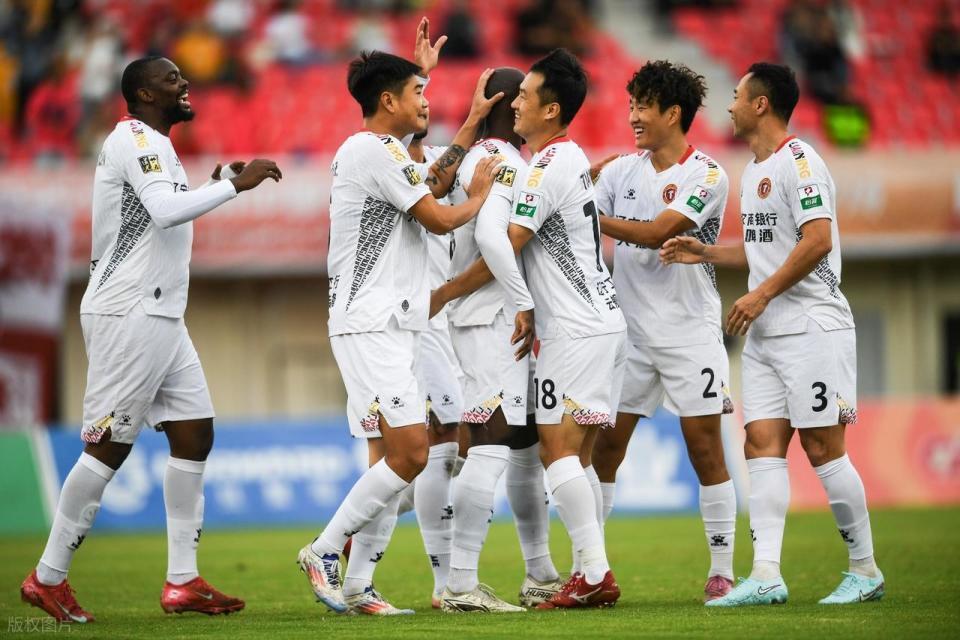30！辽宁铁人3连胜+最快本轮锁定冲超25岁外援轰28球破中甲纪录