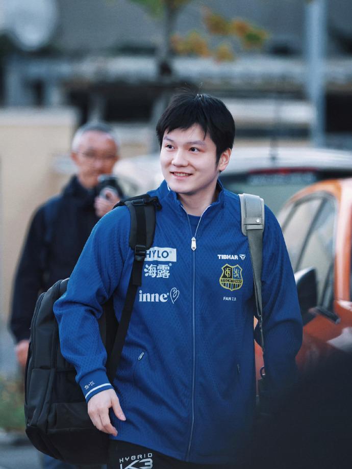 可爱樊振东开凯迪拉克豪车主场上班,给Labubu玩偶穿上了皇马球衣