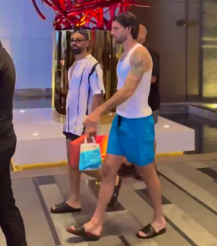 先放个小假！利物浦众将现身迪拜度假，享受奢华酒店、游艇