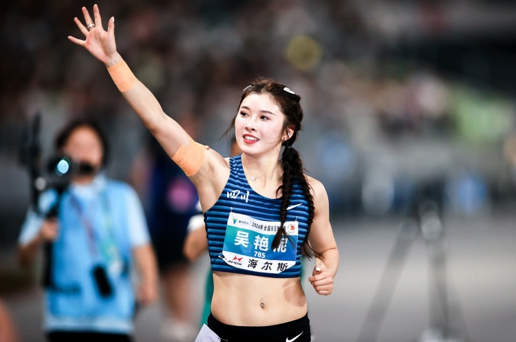 吴艳妮：我虽然是田径选手但一直超爱女篮让冠军奖杯留在中国
