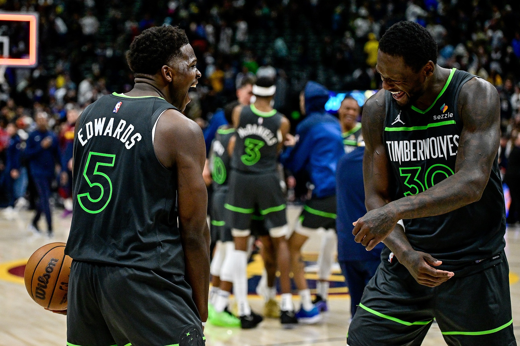 爱德华兹：我迫不及待想称赞我的队友们他们才是每晚的MVP