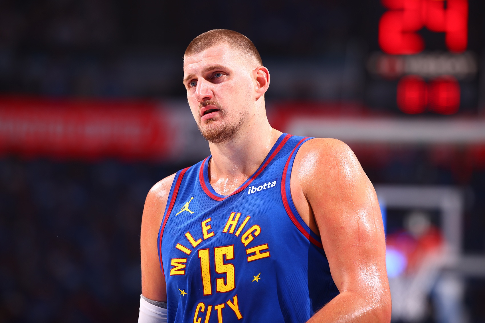 约基奇单个系列赛有多次单场至少40分15板5助NBA历史首人