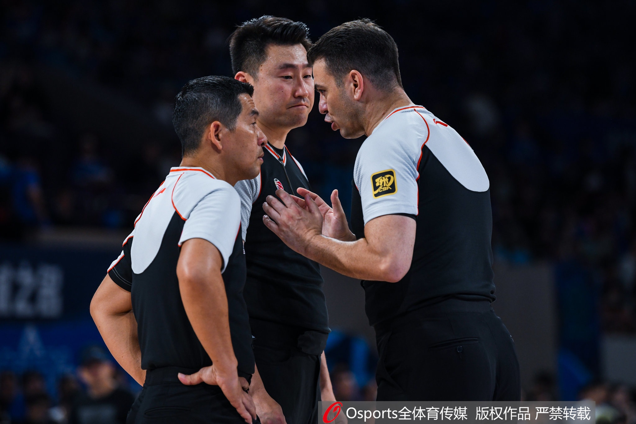 直播吧：广厦北京总决赛G5有望再次三名外籍裁判共同吹罚