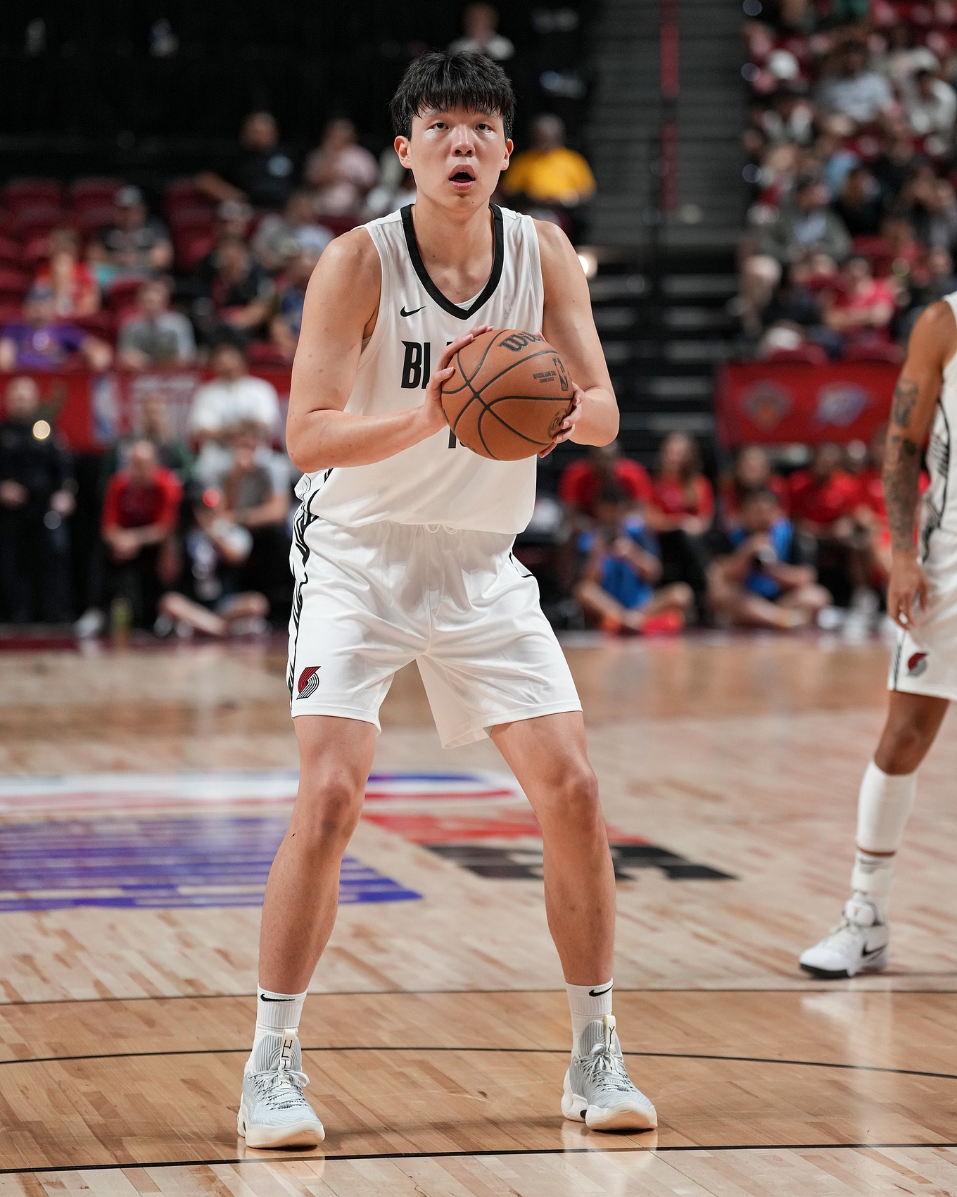 影响力！杨瀚森罚篮时现场的中国球迷大喊“杨瀚森MVP”