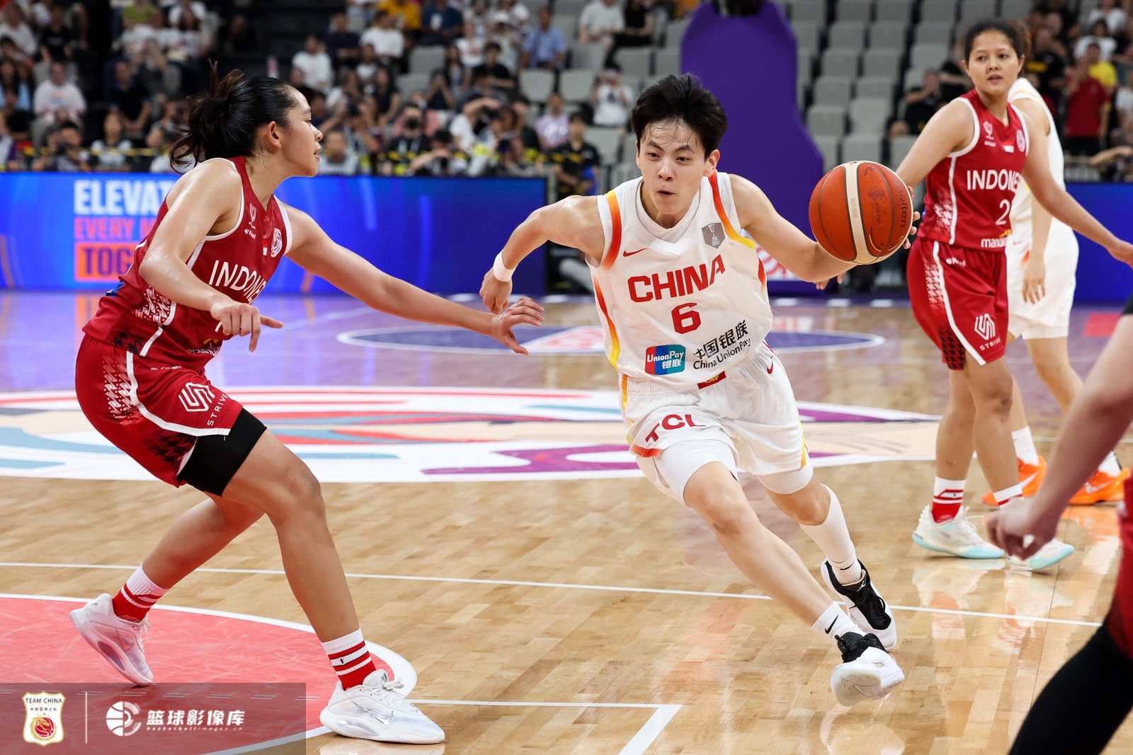 利刃出鞘杨舒予5中4拿下12分2板4助3断灵动突破成亮点