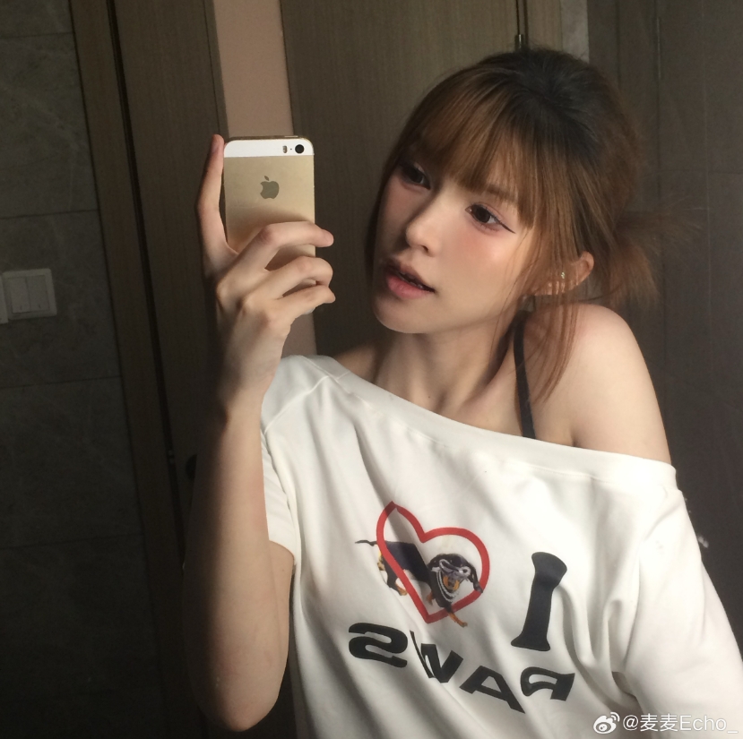 无畏契约美女主持麦麦晒照：老肩巨滑