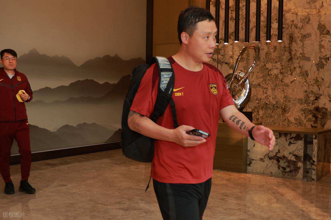 深圳新鹏城官宣主教练下课，赛季连续换帅请来陈涛救火，引发热议