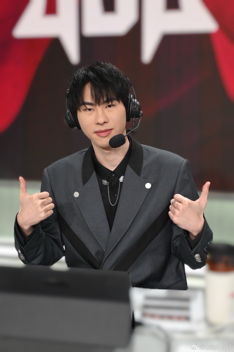 Zdz分享今日做客解说席照片：比赛非常精彩今天也很开心来解说