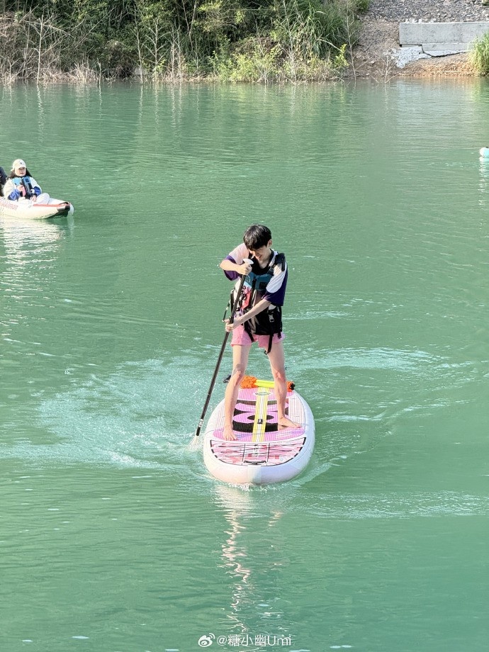 糖小幽分享旅游照：在安吉有人摸鱼，有人翻船，有人锄地