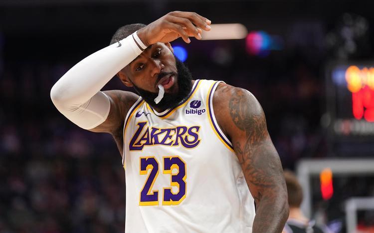 詹姆斯延续21年的传奇纪录告急!65场出战门槛成最大阻碍