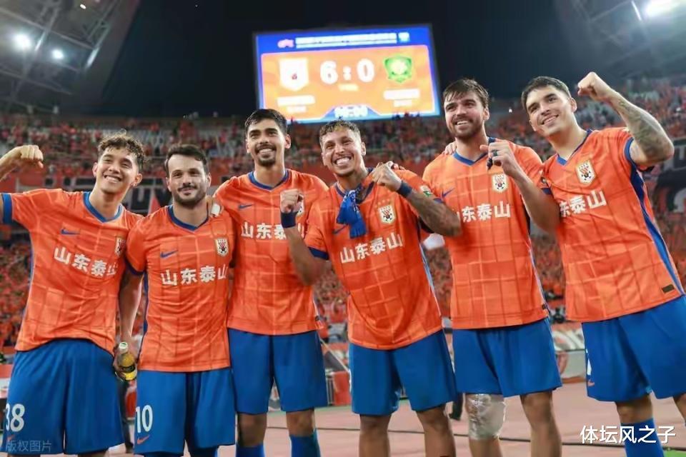 泰山队浪费了大好四年豪阵，管理层屡出昏招，亲手葬送了一个王朝