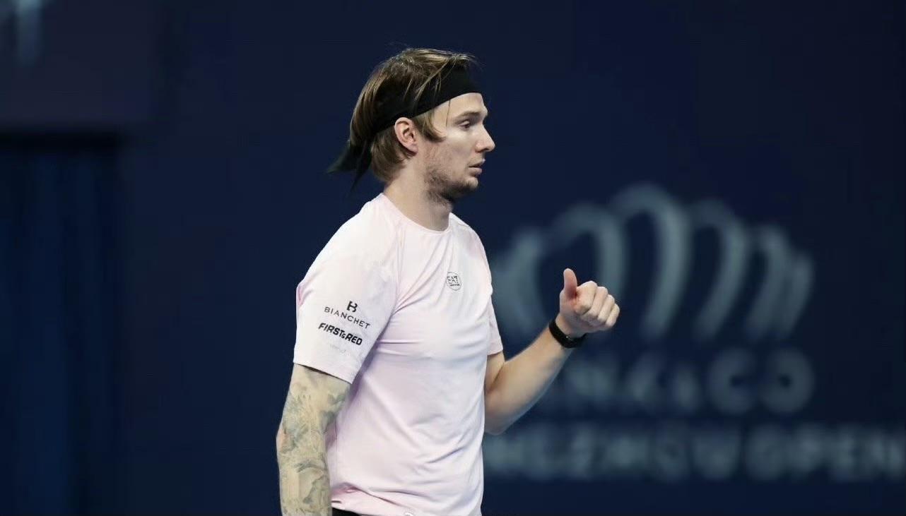 网带两侧的尊严：当握手缺席时，网球礼仪何在