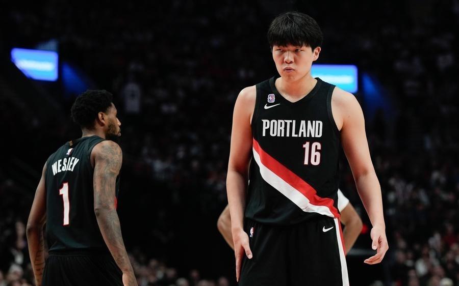 首秀2分1篮板迈出NBA第一步，杨瀚森需要更多时间适应高强度对抗