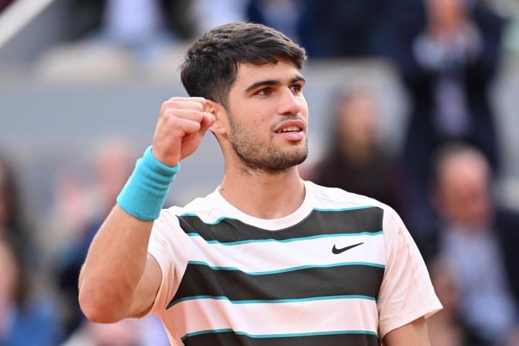 巡回赛14连胜！ATP500伦敦站首轮：阿尔卡拉斯以20战胜沃尔顿