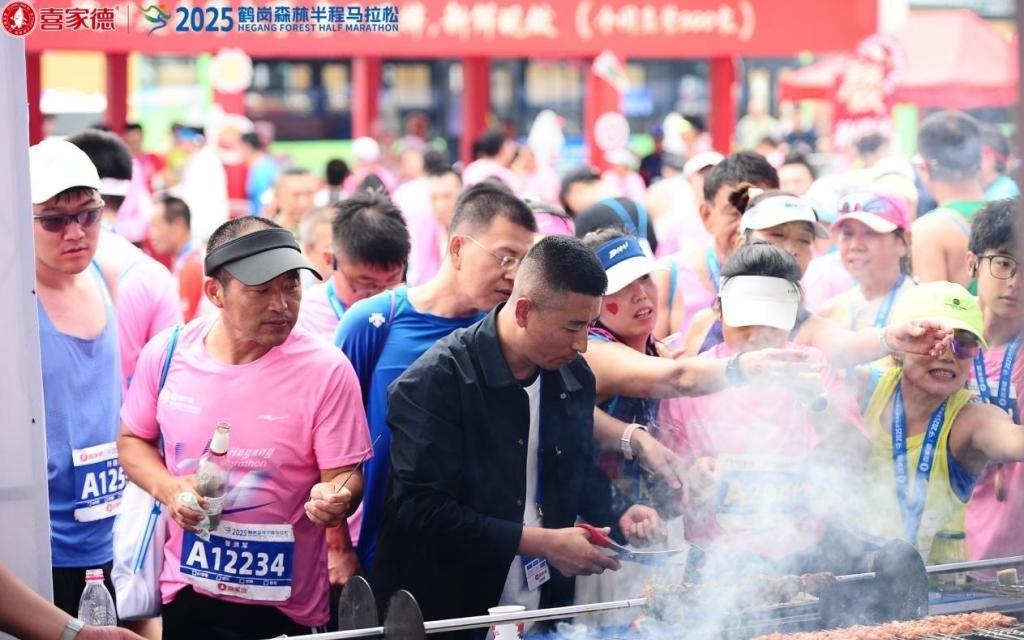 2025鹤岗森林半程马拉松举行，六千余名选手奔跑在天然氧吧中
