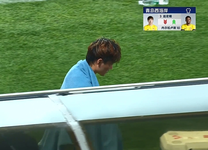 第27分钟，02落后的西海岸率先做出换