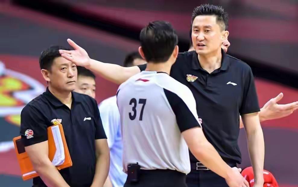 CBA宣布重要决定,裁判终于被监督,混子要被淘汰,天终于亮了