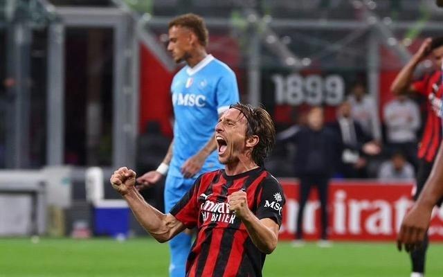 40歲魔笛踢瘋了！上演狂奔回追！來(lái)米蘭不養(yǎng)老，成了球隊(duì)中場(chǎng)大腿