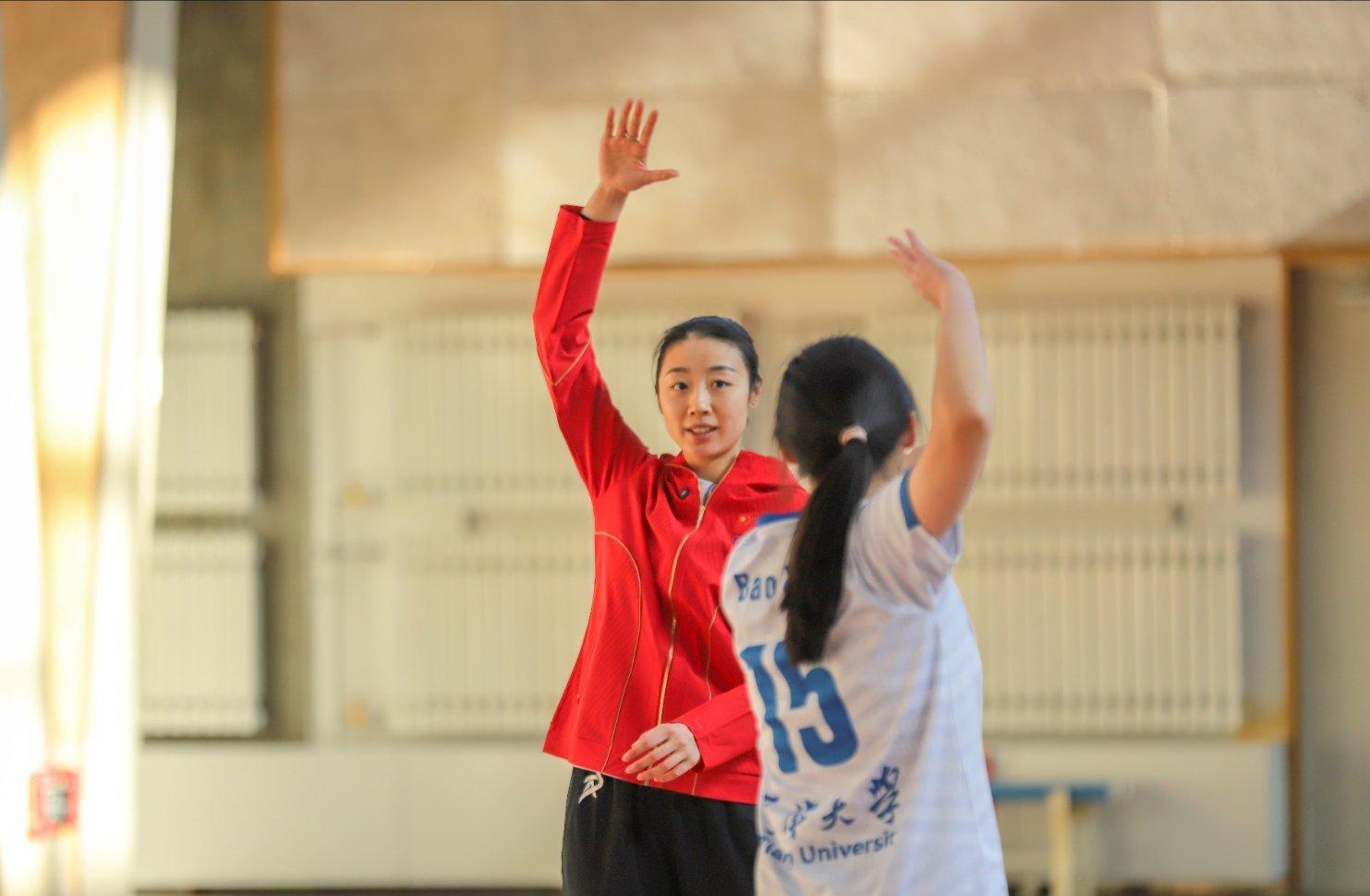 泪目！中国女排33岁最美二传当大学教