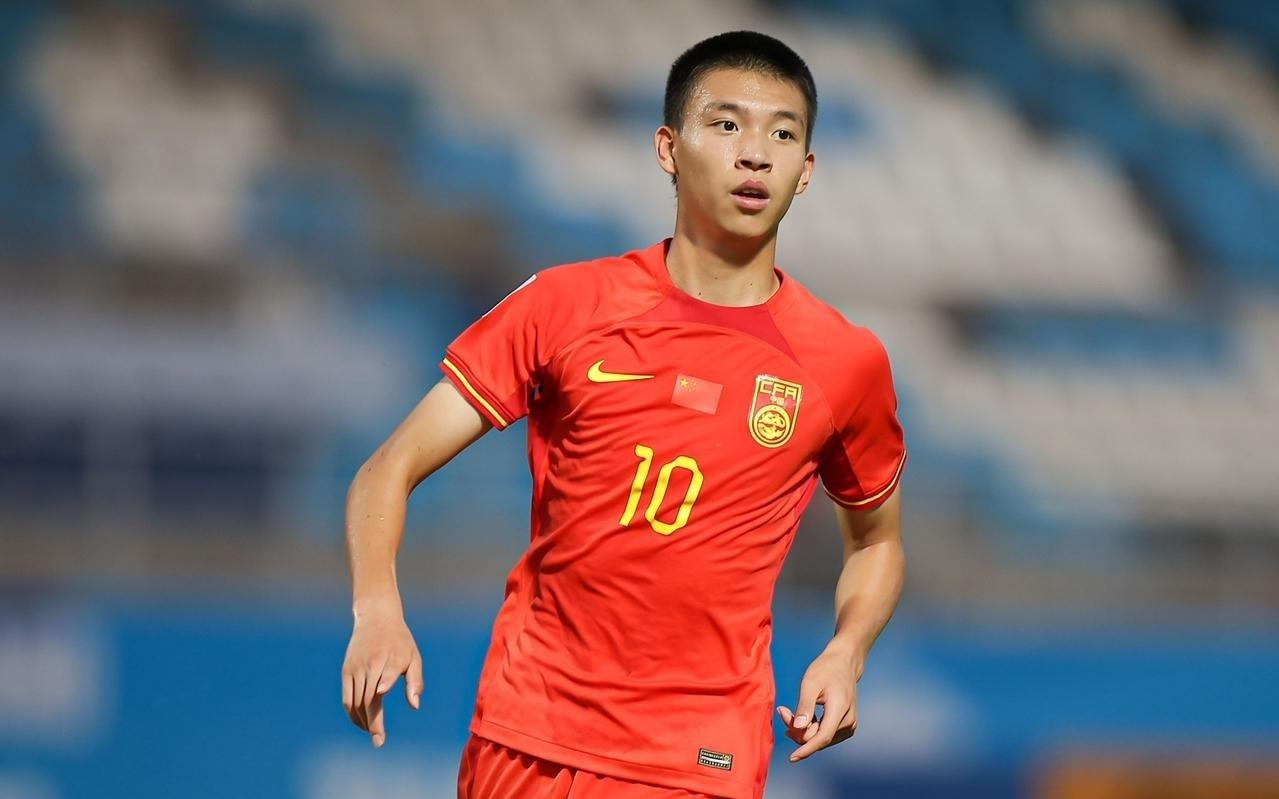 留洋+1！国际巴塞罗那官宣：18岁中国后卫加盟，征战西班牙联赛