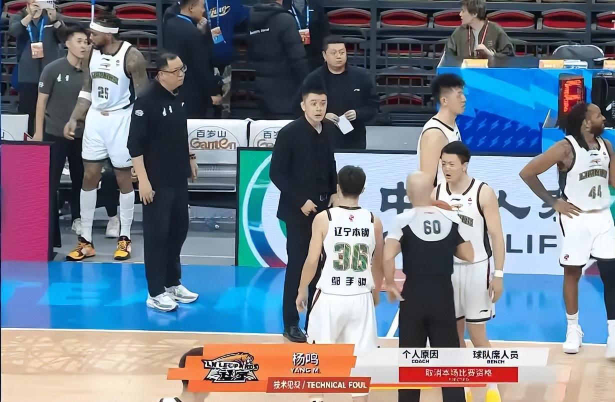 CBA裁判闹大笑话!连吹3技犯+驱逐杨鸣,5次罚球却让北京罚了6个