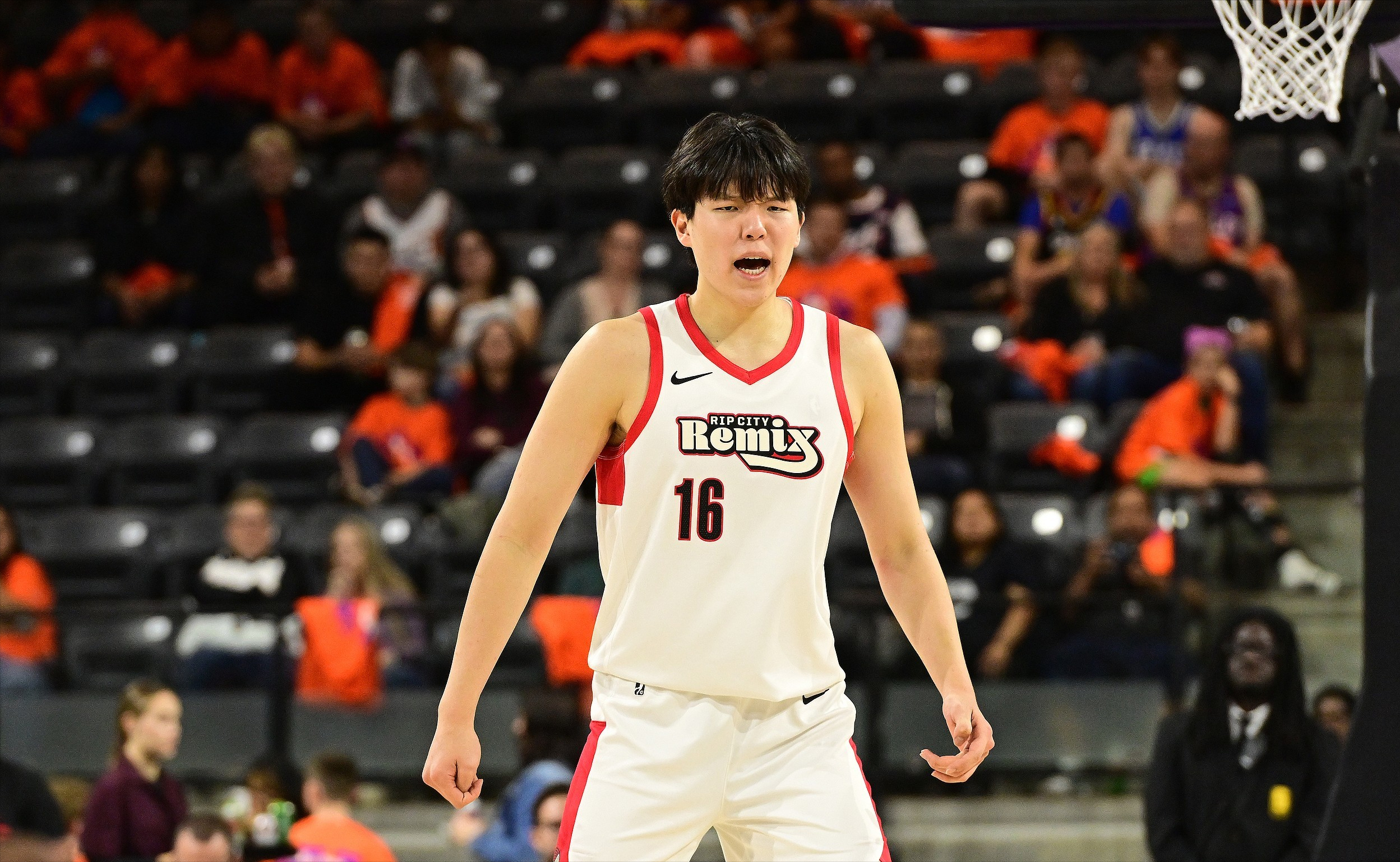 楊瀚森21+9+3帽！關(guān)鍵時(shí)刻連中2記三分，球迷：最后一投為何給他