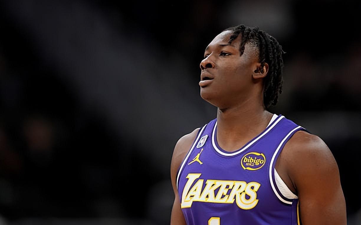 有點東西！湖人側(cè)翼新星似乎是一名攻守兼?zhèn)涞娜苄颓騿T