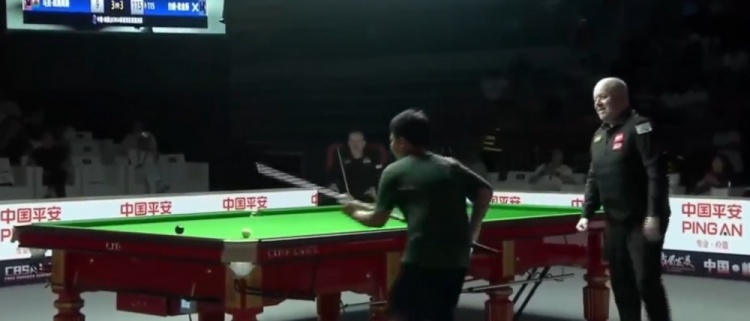 暖心！希金斯中国表演赛邀请小朋友上场击球&主动与其握手祝贺