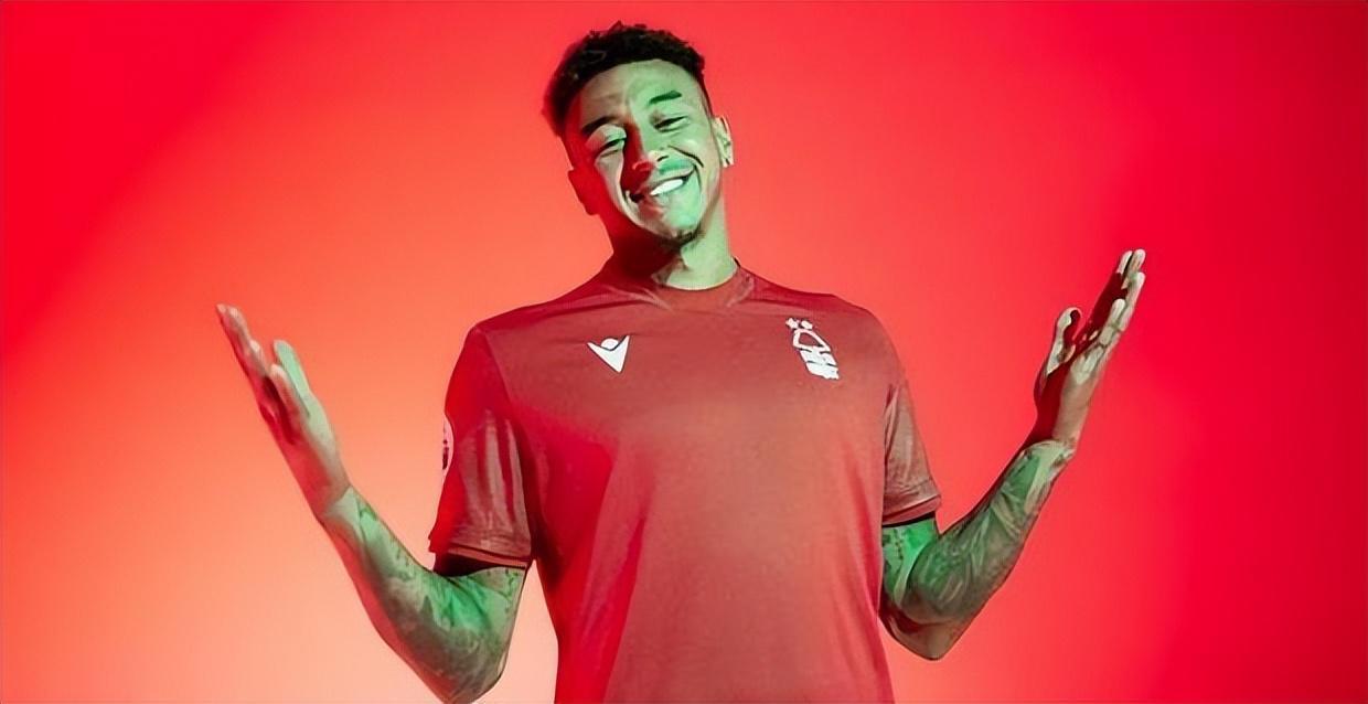 他刚在踢上港的比赛爆发，就被老东家解约离队，球迷建议来中超