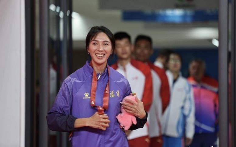 掛上十五運會田徑增設小項金牌，林雨薇、葛曼棋笑靨如花