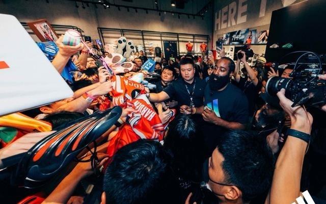 8位NBA球星来华，想见库里先花1299元买产品安德玛、阿迪借“充值式见面”对抗安踏、李宁