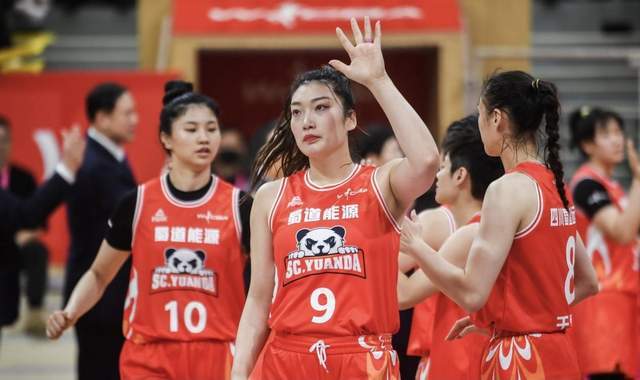 意外!李梦与四川女篮存分歧续约告吹无缘WCBA,代言汽车挣钱