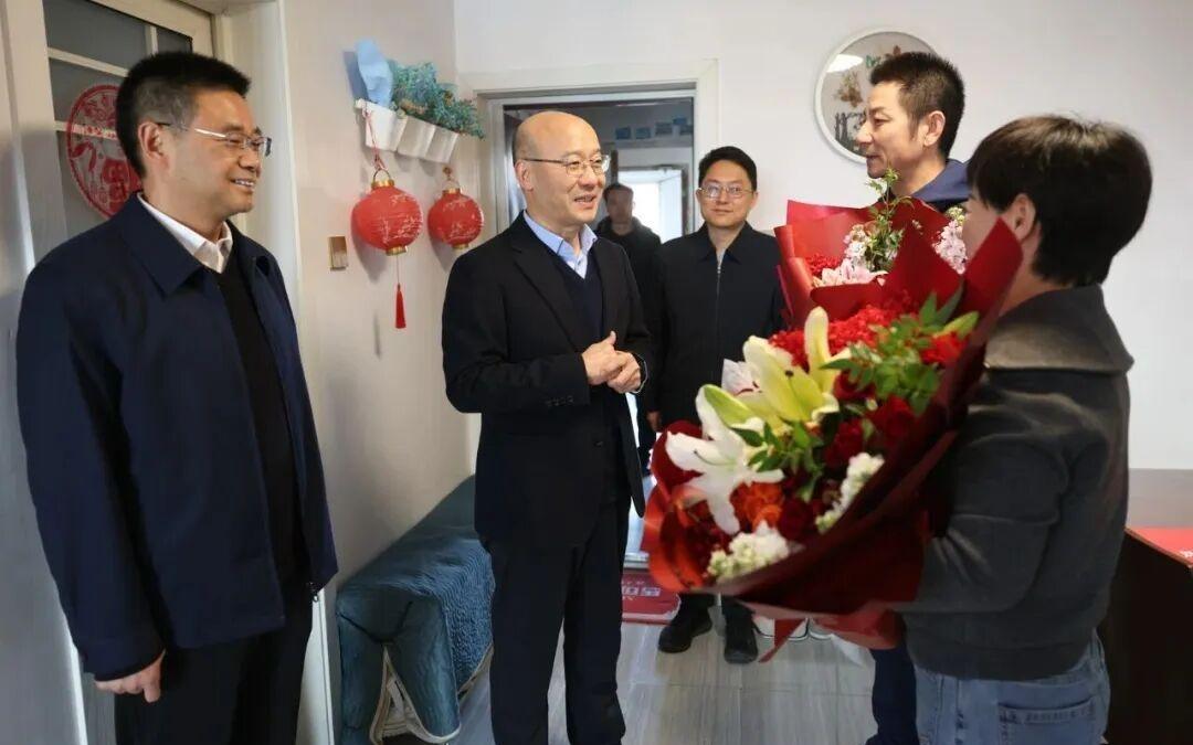 淮北市委书记专程看望慰问刘毅家人