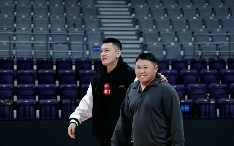 文艺二校男篮“牵手辽宁男篮小手拉大手”，续写辽宁篮球冠军荣光