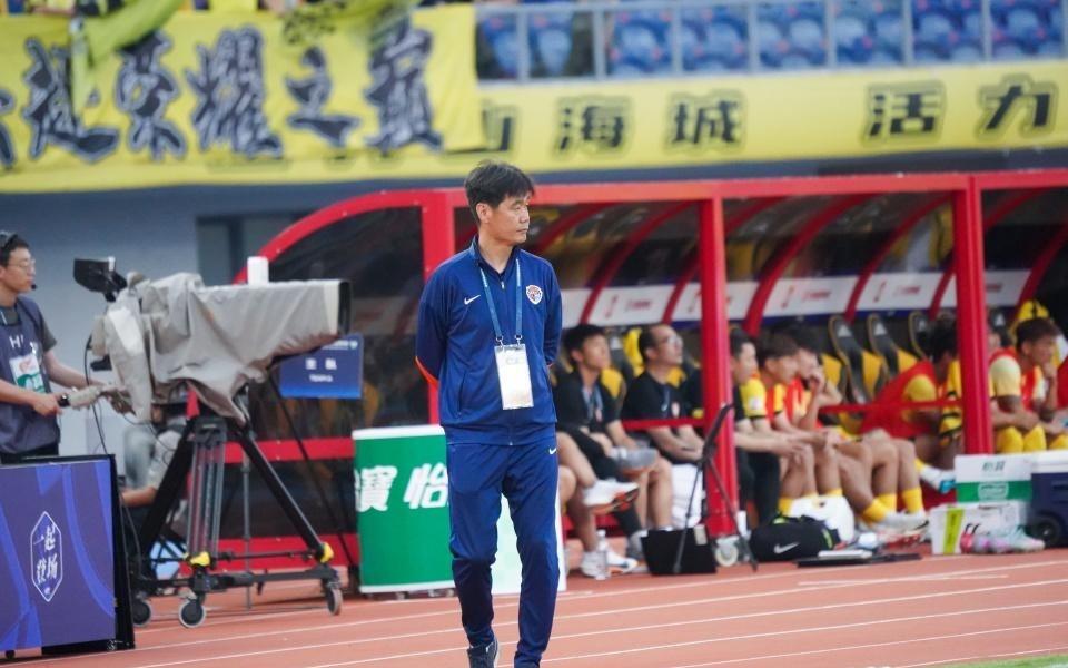 中超巨大争议！卡多索报复踢人逃红，海牛集体不满，VAR不介入