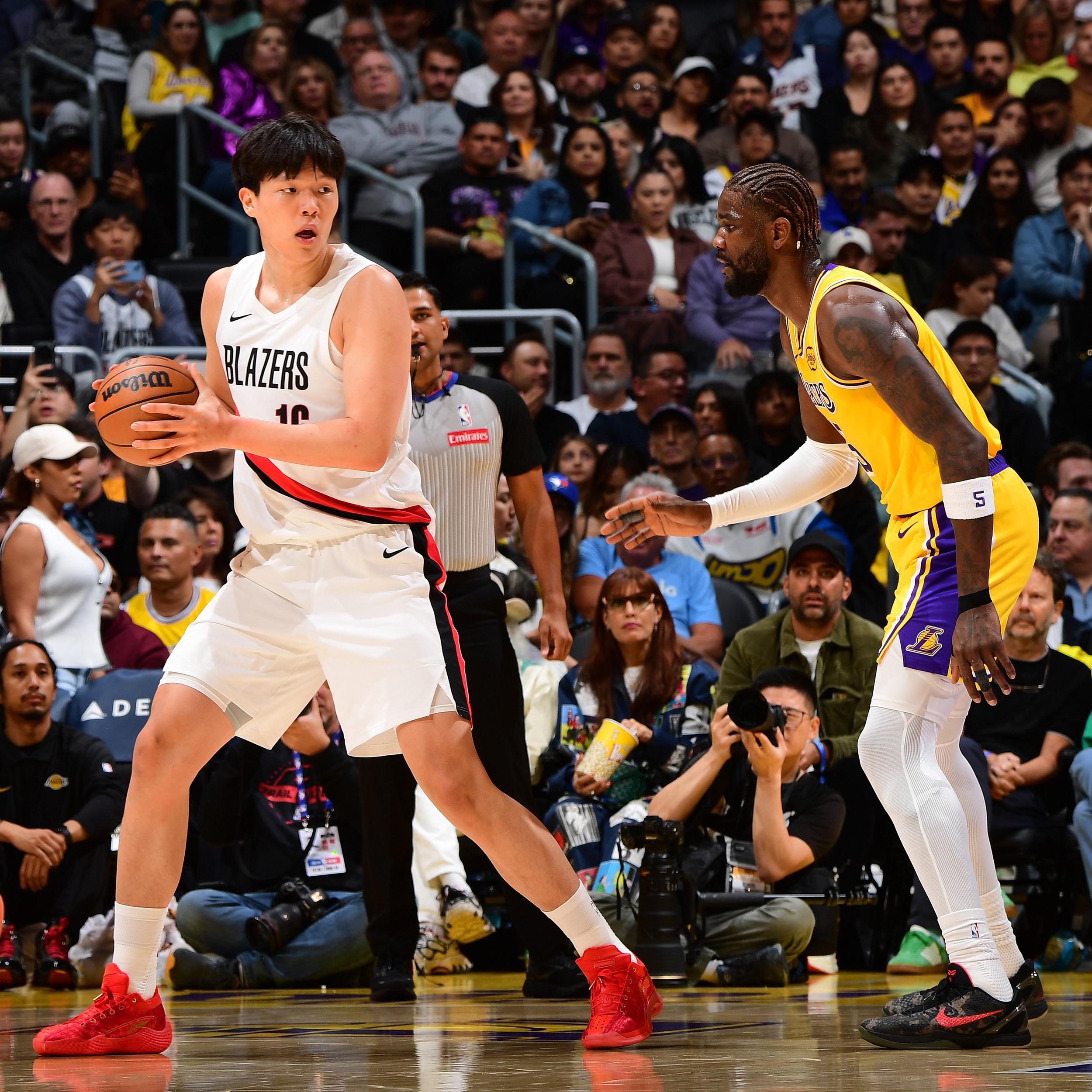 开拓者记者:球队中锋都要做好防守,杨瀚森进攻可以大胆投篮