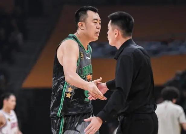 32+11!辽篮内线新星U19联赛爆发杨鸣又有中锋可用